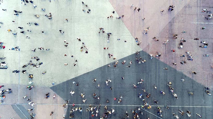Menschen auf der Straße, von oben fotografiert Menschen auf der Straße, von oben fotografiert